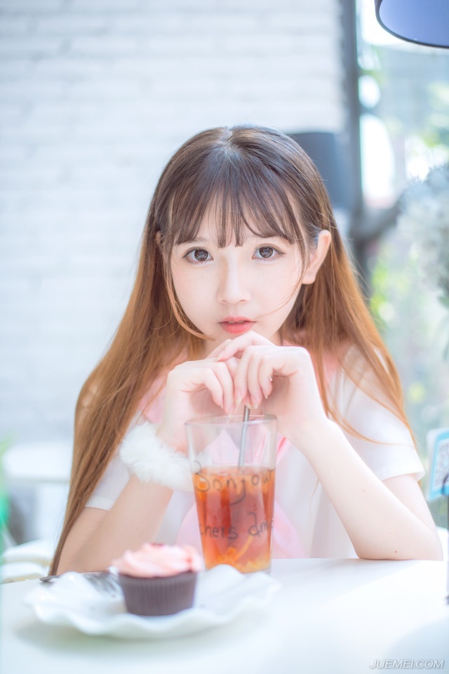 真正的朋友在你遇事了以后，能伸出援手；在你喝醉的时候，能悉心照顾；在你难过的时候，能默默陪伴；在你消极的时候，能耐心规劝。不因你贫穷，嫌弃你，不因你落魄，嘲笑你，更不会因为时间和距离，疏远你。